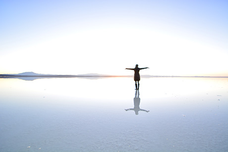 ウユニ塩湖　鏡面　